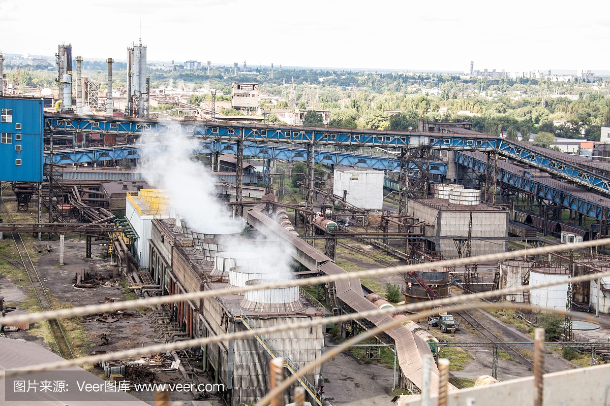 这是一幅全景图,可以看到乌克兰的工厂贫民窟,里面有金属外壳和用于炼焦工业生产的机器,还有冒烟的烟斗和一家工厂的重建